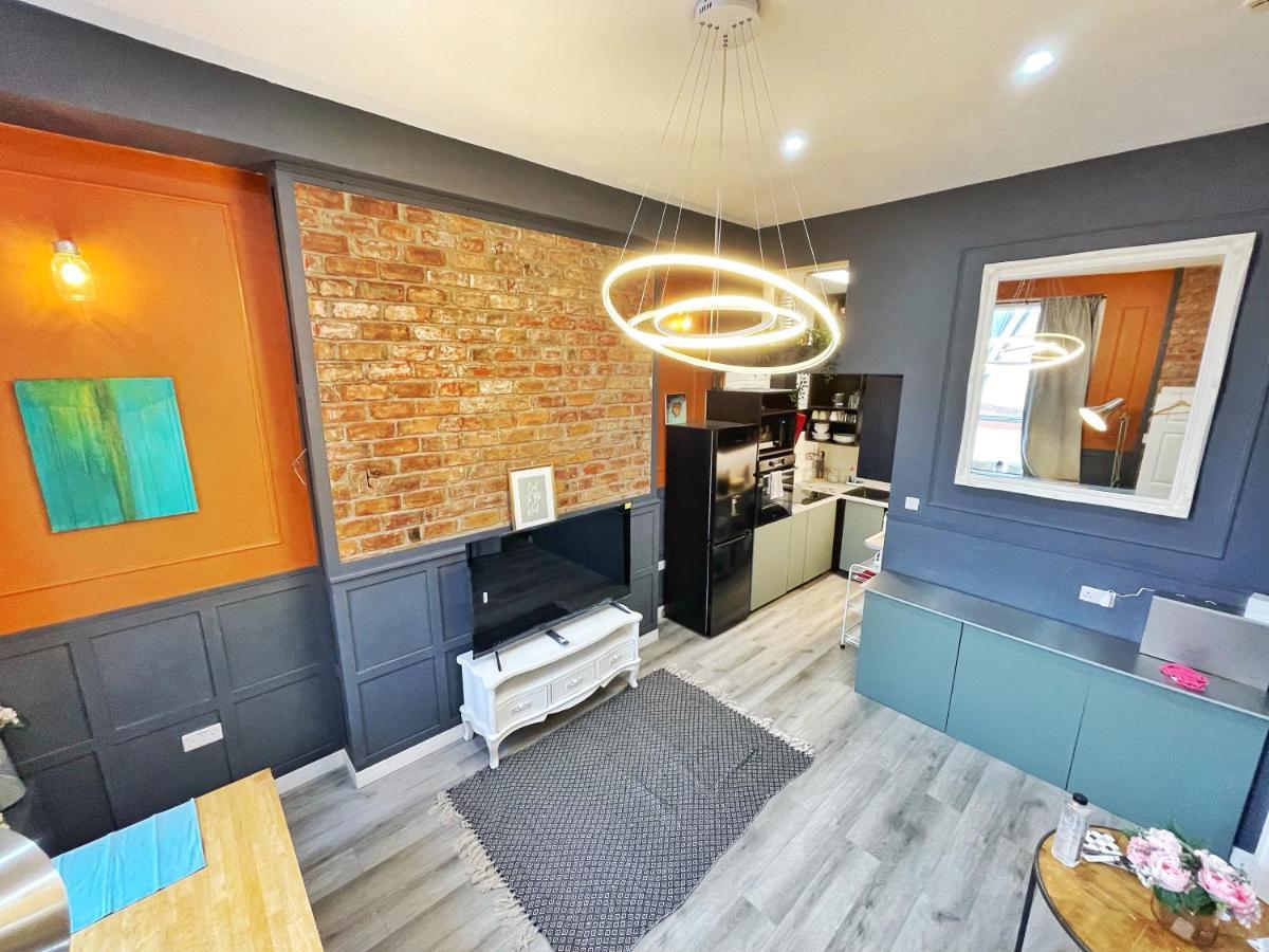 Adeamstays Provides Beautiful Centrally Located 1 And 2 Bed Apartments On Liverpools Boulevard Exterior photo